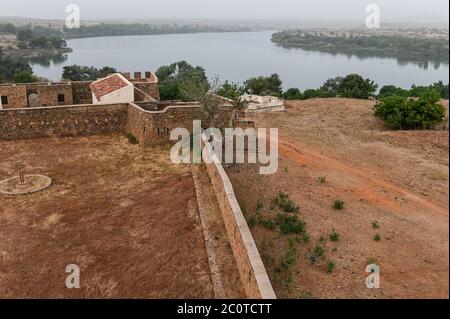 MALI, Kayes, Fort de Médine dell'ex potenza coloniale francese, piazza di scambio degli schiavi, fiume Senegal, da qui gli schiavi sono stati trasportati con barche alla costa, chiamato punto di non ritorno/ altes Fort der französischen Kolonialmacht und Sklavenhandelsplatz am Fluß Senegal Foto Stock