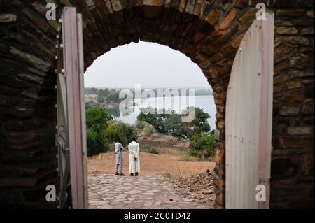 MALI, Kayes, Fort de Médine dell'ex potenza coloniale francese, piazza di scambio degli schiavi, fiume Senegal, da qui gli schiavi sono stati trasportati con barche alla costa, chiamato punto di non ritorno/ altes Fort der französischen Kolonialmacht und Sklavenhandelsplatz am Fluß Senegal Foto Stock