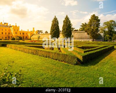 Parco con serra storica al castello di Lednice, Lednice-Valtice paesaggio culturale, Repubblica Ceca Foto Stock