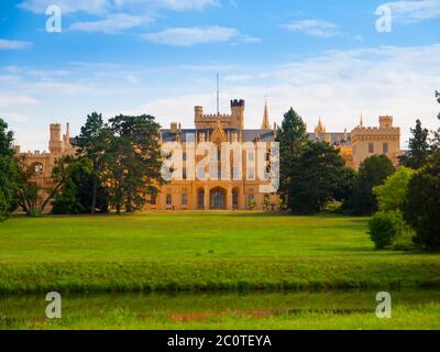 Castello di Lednice in stile neogotico inglese, Lednice-Valtice paesaggio culturale, Repubblica Ceca Foto Stock