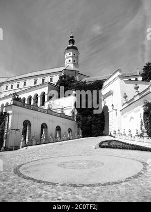 Castello di Mikulov nella Moravia meridionale, Repubblica Ceca. Immagine in bianco e nero. Foto Stock