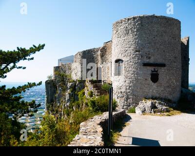 Socerb è un piccolo castello fortificato sopra Trieste, al confine italo-sloveno, Slovenia Foto Stock