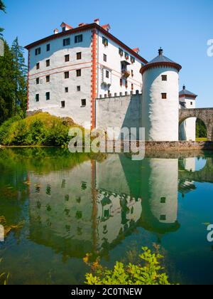 Romantico castello di caccia bianco Sneznik in Slovenia Foto Stock