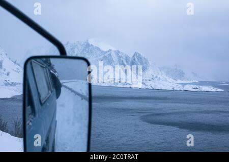 Un colpo di Reine in Lofoten dal mio vanagono. Foto Stock