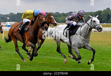 Il restauratore guidato da Jim Crowley (a destra) vince il MansionBet battuto da un Head handicap all’ippodromo di Newbury. Foto Stock