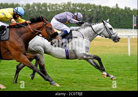 Il restauratore guidato da Jim Crowley (a destra) vince il MansionBet battuto da un Head handicap all’ippodromo di Newbury. Foto Stock