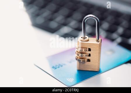 Sicurezza bancaria, carta di credito e lucchetto. Dati bancari, concetto di sicurezza del pagamento con carta Foto Stock