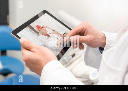 Medico e donna anziana paziente consultazione medica. Telemedicina, concetto di assistenza sanitaria remota. Foto Stock