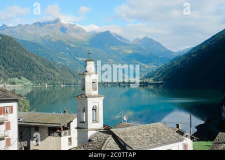 Il piccolo villaggio di Miralago nella Val di Poschiavo, Svizzera. Foto Stock