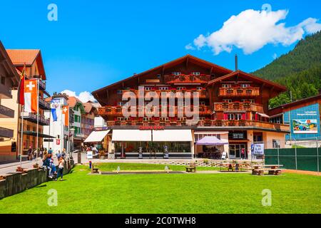 WENGEN, Svizzera - Luglio 14, 2019: tradizionali case locale nel villaggio di Wengen nel distretto di Interlaken nel cantone di Berna della Svizzera Foto Stock