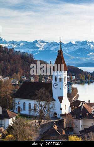 Vista aerea mozzafiato della città di Thun con la Chiesa Centrale, Aare fiume che scorre al Lago Thun dal castello di Thun con le cime delle Alpi svizzere sull'Oberland Bernese Foto Stock