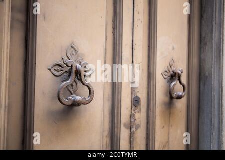 Maniglia in metallo antico sulla porta anteriore. Maniglie delle portiere d'epoca in metallo verniciato. Primo piano Foto Stock