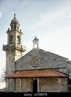 Spagna. Galizia. Provincia di Coruña. Muros. Chiesa di San Pedro (chiesa di San Pietro). Vecchia Collegiata di Santa Maria. Il tempio fu costruito in stile romanico risalente al XII secolo, ma rimane solo il portale principale. L'attuale edificio fu iniziato dall'arcivescovo di Santiago Lope de Mendoza nella prima metà del XV secolo. La torre fu costruita in stile barocco tra il 1757 e il 1758. Foto Stock