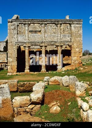 Siria. Città morte. Serjilla. Antica città fondata ca. 473 d.C. e abbandonati nel VII secolo d.C. Vista sulla taverna romana, edificio a due piani con doppio portico (tre colonne su ogni piano). Vista esterna. (Foto scattata prima della guerra civile siriana). Foto Stock