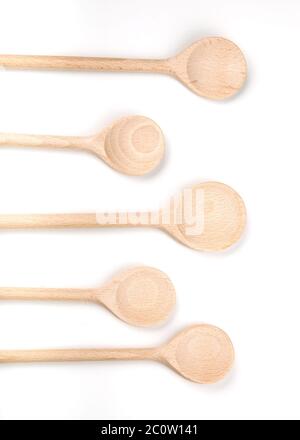 Cucchiaio di legno isolato su bianco Foto Stock