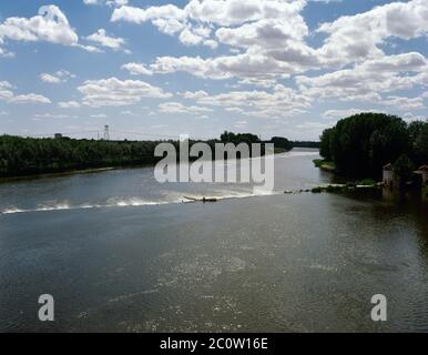 Spagna, Castiglia e Leon, provincia di Valladolid. Fiume Douro che attraversa il villaggio di Tordesillas. Foto Stock