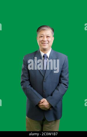 Ritratto gesto di vecchio asiatico in abito e cravatta con sorridente Foto Stock