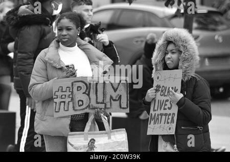 Due sorelle nere che assistono a una nero vive materia protesta dentro Swindon nel Regno Unito nel 2020 Foto Stock