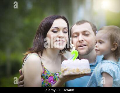 Felice famiglia che festeggia il secondo compleanno di bambina Foto Stock