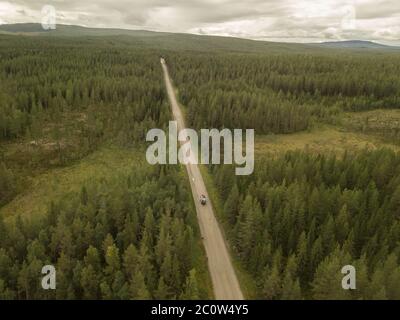 Guida attraverso una foresta enorme in Svezia - colpo di Mavic Pro drone. Foto Stock