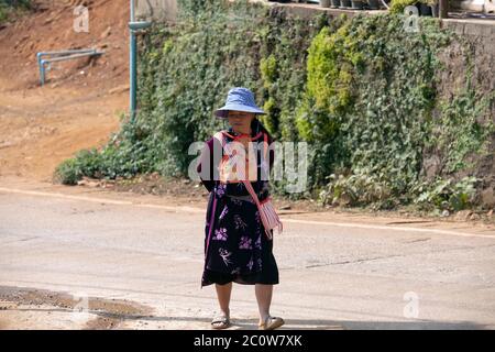 Una signora indigena di etnia Lisu che cammina nel suo villaggio nella provincia di Chiang Rai, nel nord della Thailandia. Foto Stock