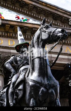 Glasgow, Scozia, Regno Unito. 12 giugno 2020. Famosa statua del Duca di Wellington con cono di traffico sulla sua testa . Questa volta il cono di traffico è sostituito con uno nero che rappresenta il movimento di protesta della materia di Black Lives. Iain Masterton/Alamy Live News Foto Stock