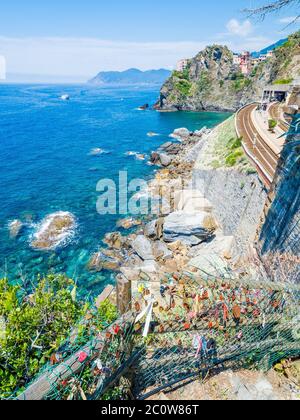 Lucchetti d'amore a Riomaggiore, antico borgo delle cinque Terre, in provincia di la Spezia in Liguria. Foto Stock