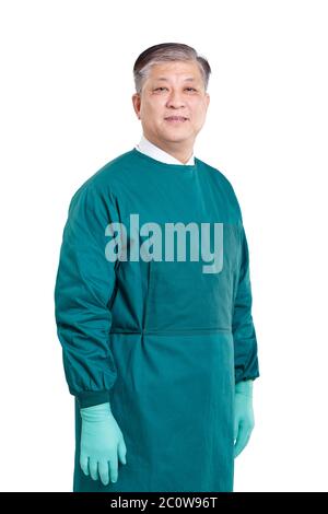 Il vecchio uomo asiatico medico in verde camici chirurgici con guanti Foto Stock