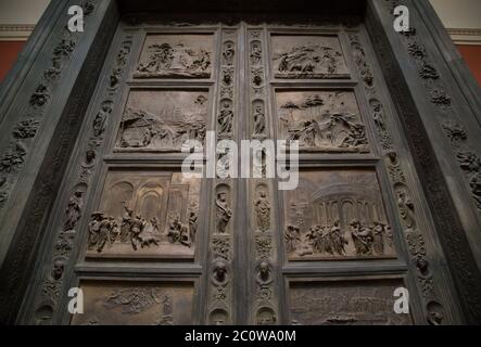 porte in ferro battuto con maniglia circolare Foto Stock