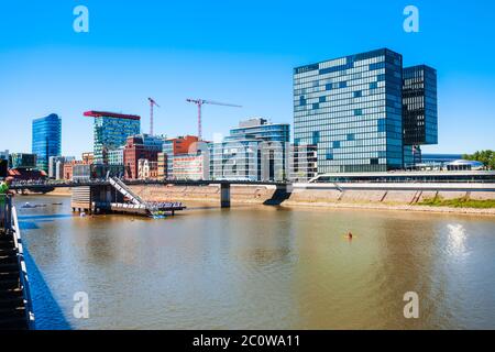 DUSSELDORF, Germania - Luglio 01, 2018: Medienhafen o media Harbour è un ricostruita area portuale nella città di Dusseldorf in Germania Foto Stock