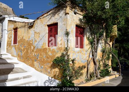 Vecchia casa colorata nella zona di Anafiotika di Plaka, Atene, Grecia Foto Stock