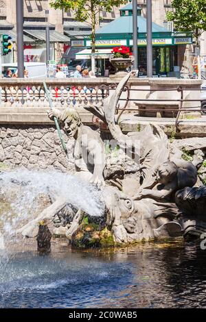 DUSSELDORF, Germania - Luglio 02, 2018: Fontana del Tritone o Tritonenbrunnen situato a Konigsallee o King's Avenue nella città di Dusseldorf in Germania Foto Stock