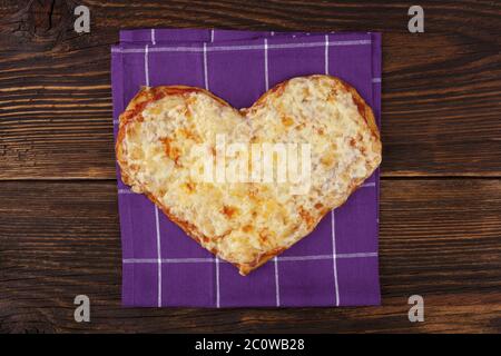 Pizza a forma di cuore vista dall'alto. Foto Stock