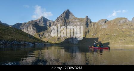 Un kayak rosso su un fiordo in Norvegia. Foto Stock