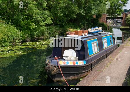 Chiatta ormeggiata sul canale Stourbridge presso il magazzino Bonded. Stourbridge. West Midlands, Regno Unito Foto Stock