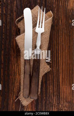 Vecchie posate antiche su tavolo di legno. Foto Stock