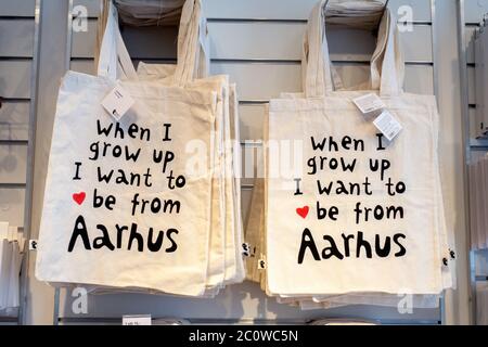 Souvenir Tourist Tote Shopping Borse riutilizzabili in vendita su esposizione in un negozio ad Aarhus Danimarca Foto Stock