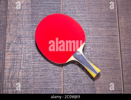 Lato rosso del pipistrello da ping-pong su legno Foto Stock