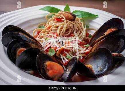 Cozze al vapore e piatto di pasta. Foto Stock