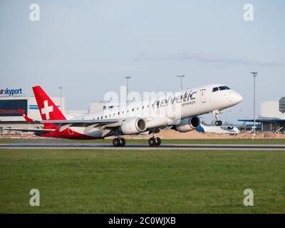 PRAGA, REPUBBLICA CECA - CIRCA APRILE 2015: Helvetic Airways Embraer 190 atterra all'aeroporto Vaclav Havel Praga PRG nell'aprile 2015 Foto Stock