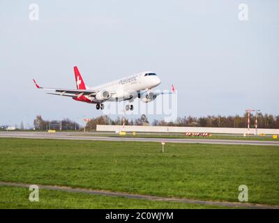 PRAGA, REPUBBLICA CECA - CIRCA APRILE 2015: Helvetic Airways Embraer 190 atterra all'aeroporto Vaclav Havel Praga PRG nell'aprile 2015 Foto Stock