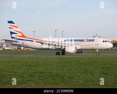 PRAGA, REPUBBLICA CECA - CIRCA APRILE 2015: SmartWings Boeing 737-800 taxi presso l'aeroporto Vaclav Havel Praga PRG nell'aprile 2015 Foto Stock