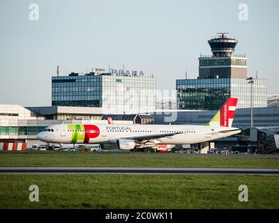 PRAGA, REPUBBLICA CECA - CIRCA APRILE 2015: TAP Portugal Airbus A321 tassare all'aeroporto Vaclav Havel Praga PRG nell'aprile 2015 Foto Stock