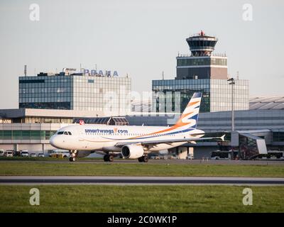 PRAGA, REPUBBLICA CECA - CIRCA APRILE 2015: SmartWings Boeing 737-800 taxi presso l'aeroporto Vaclav Havel Praga PRG nell'aprile 2015 Foto Stock