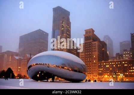 Chicago, Illinois, Stati Uniti - 16 dicembre 2008. I grattacieli di Chicago illuminano intorno al Millennium Park durante la bella notte invernale innevata. Foto Stock