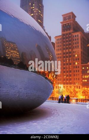 Chicago, Illinois, Stati Uniti - 16 dicembre 2008. I grattacieli di Chicago illuminano intorno al Millennium Park durante la bella notte invernale innevata. Foto Stock