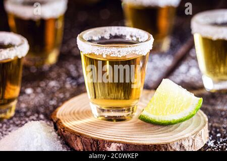 diversi bicchieri di tequila, una bevanda messicana tradizionale. Giornata internazionale della tequila celebrata il 24 luglio Foto Stock