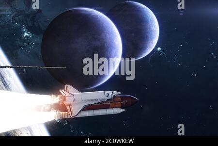 Navette spaziali che volano lontano dal pianeta dello spazio profondo. Esopaneti in luce blu Foto Stock