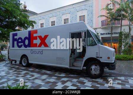 Un pulmino FedEx ferma per una consegna serale di fronte a Bath & Body Works a Rosemary's Square a West Palm Beach, Florida, USA. Foto Stock