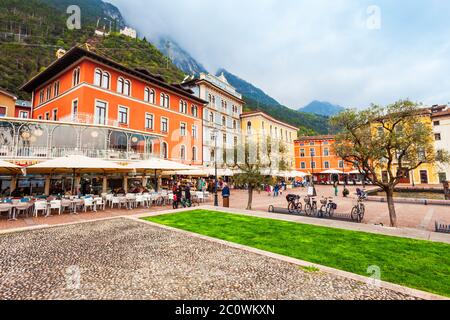 RIVA DEL GARDA, Italia - 13 Aprile 2019: Riva del Garda piazza centrale. Riva è una città sulla punta nord del Lago di Garda in Trentino Alto Adige Foto Stock